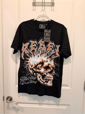 Rebel Vengeance Graphic
Skull Print T-Shirt with Rhinestone Embellishments Sz M